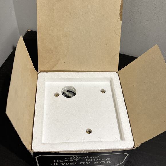 Vintage 1986 Lucite Heart Shaped Musical Jewelry Box Plays "Feelings" New In Box - Picture 6 of 13
